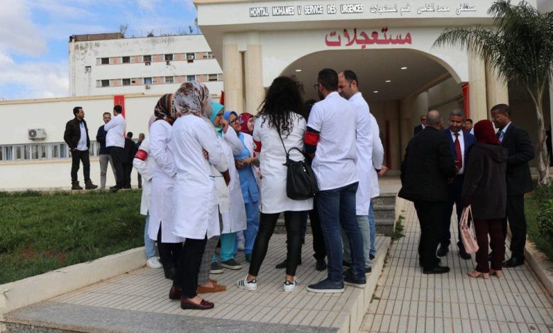 خريجو و طلبة المدرسة الوطنية للصحة العمومية يحتجون ضد الإقصاء من نظام التعويضات