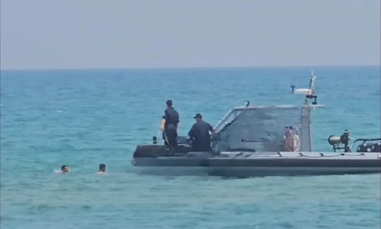 السعيدية.. 3 شبان جزائريين يعبرون البحر سباحة من المغرب إلى الجزائر