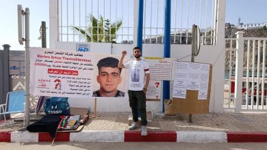شقيق مروان المقدم يدخل في اعتصام مفتوح أمام ميناء الحسيمة ويطالب شركة “أرماس” ب”الحقيقة”