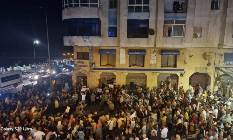 احتجاجات الشرفة الأطلسية بالعرائش.. صوت شعبي غاضب أم ورقة بيد بعض السياسيين؟