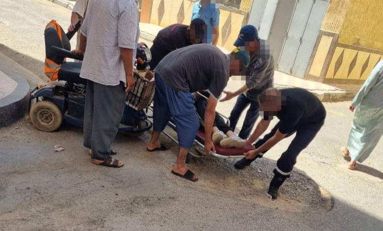 العيون سيدي ملوك .. سقوط شخص من ذوي الاحتياجات الخاصة في حفرة يثير غضب الساكنة
