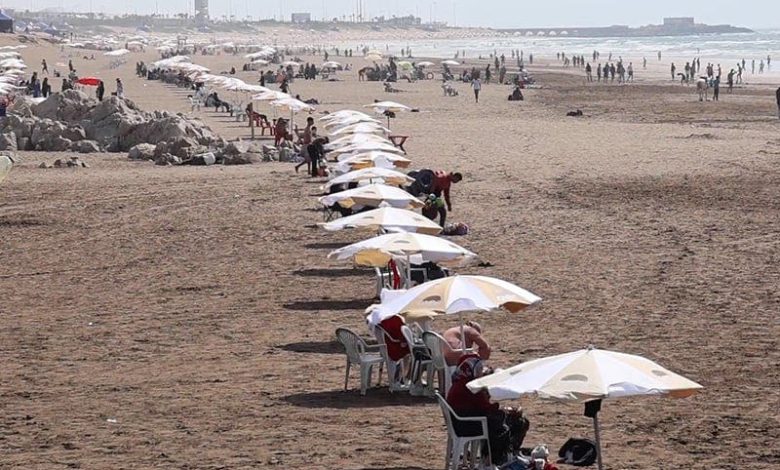 بين مبادرة “صيف نظيف” وتغول مقاهي عين الذياب.. من يراقب الشاطئ؟