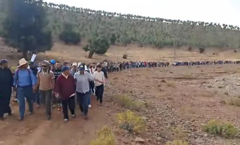 قافلة ساكنة آيت بوكماز تواصل مسيرتها نحو ولاية بني ملال خنيفرة
